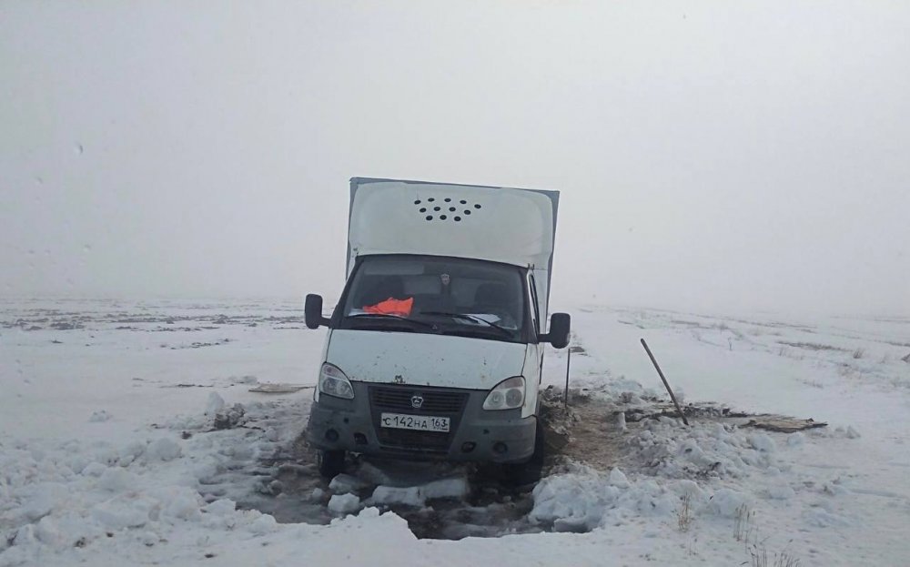 Под Ершовом замерзал водитель увязшего в снегу грузовика