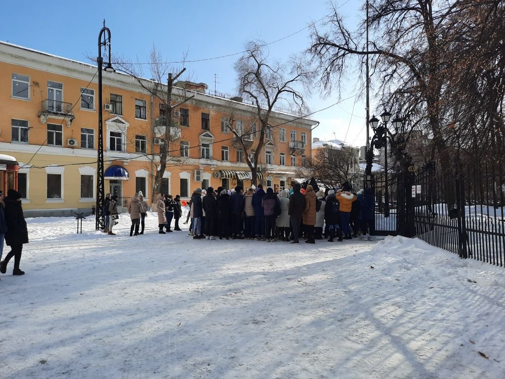 Толпа ждет валентинок на центральной улице Саратова