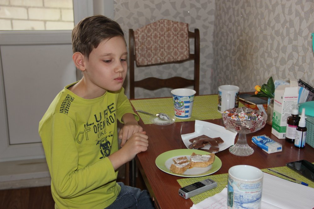 Захар Тюленев перекусывает низкобелковым хлебом после школы