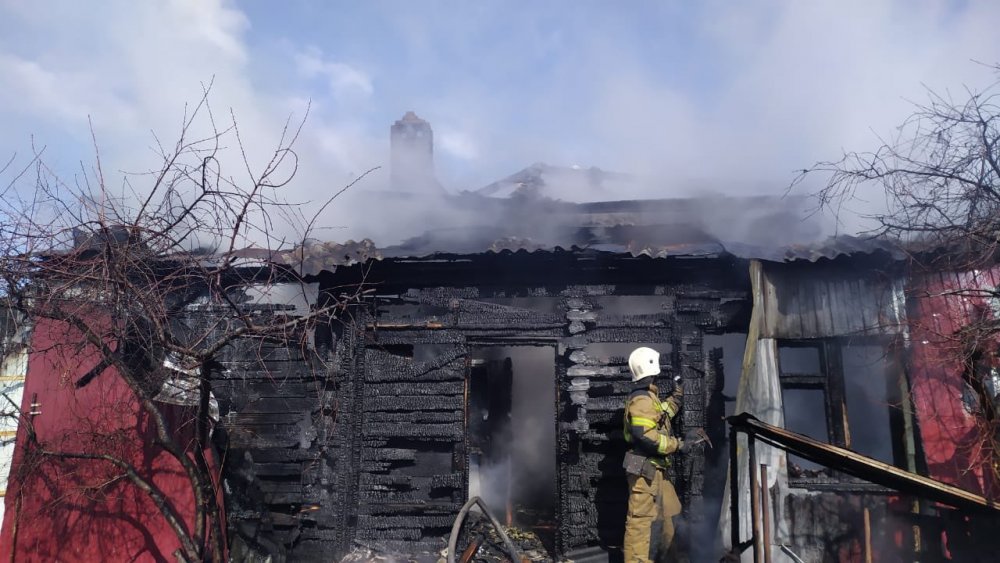 Пожар в энгельсе сегодня. Пожар в Энгельсе. Пожар на ул.Энгельса гчелябинк. Пожар в Энгельсе вчера вечером в 21.00. Пожар дома.