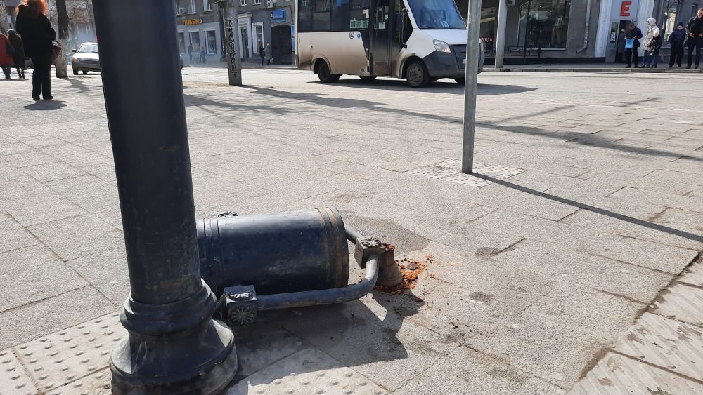Урна на проспекте Кирова в Саратове проржавела и упала