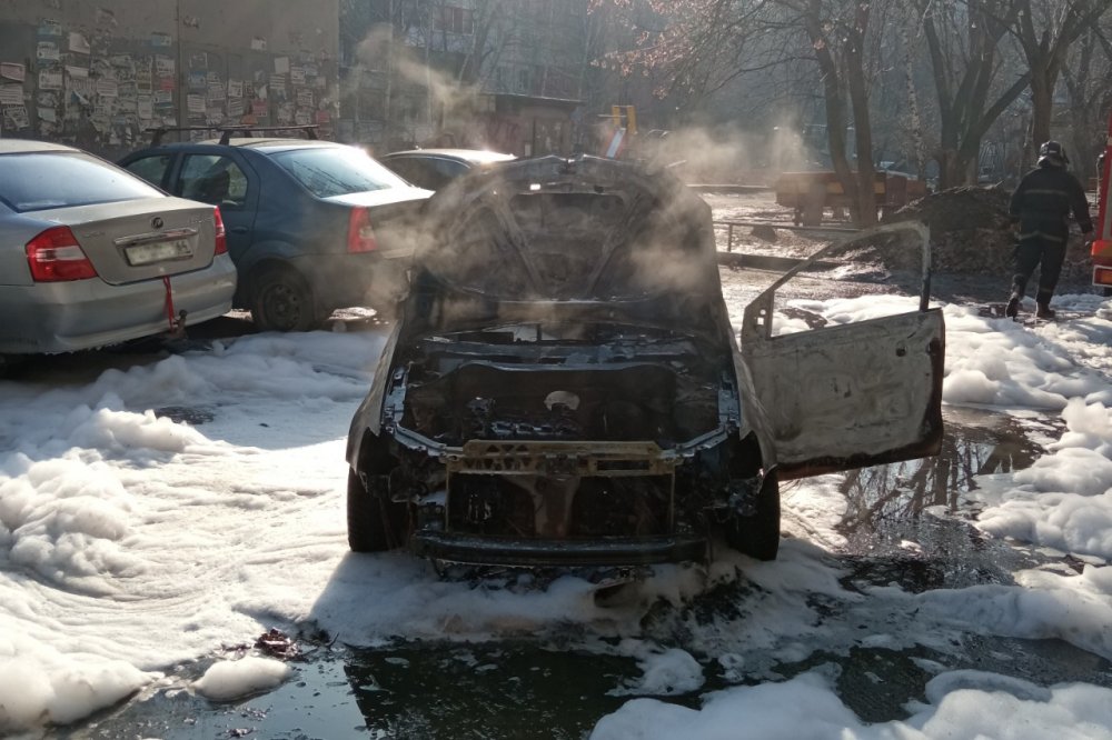 Сгоревший в Саратове автомобиль