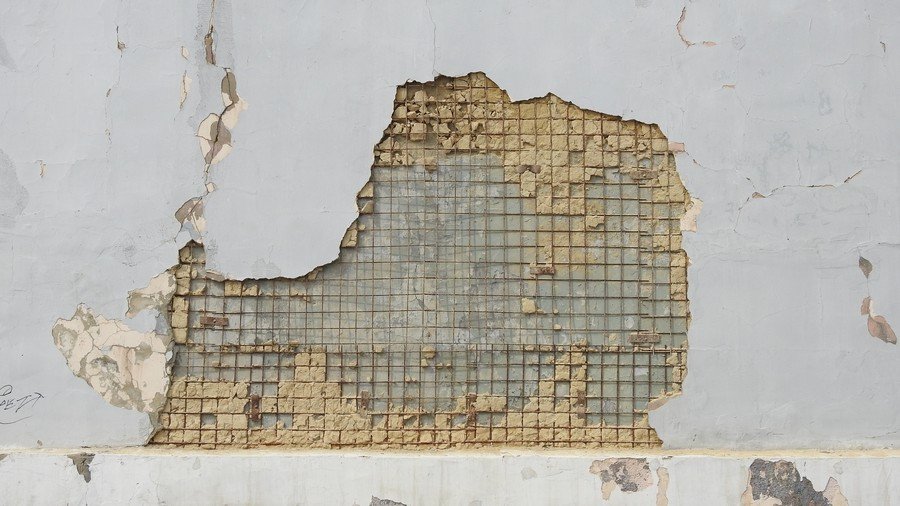 Сбитая штукатурка на стенке набережной Саратова