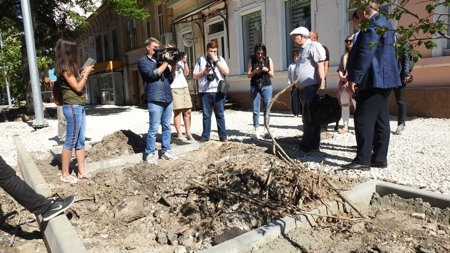 Мусор на ремонтируемом тротуаре