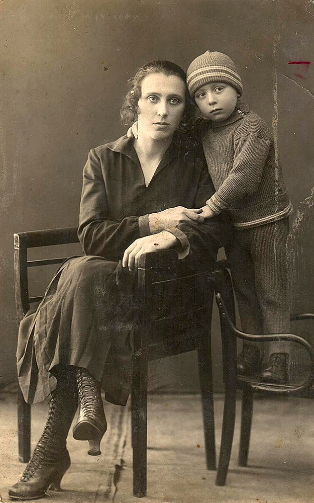 Агда Плеве с сыном Рудольфом (отцом Игоря Плеве)