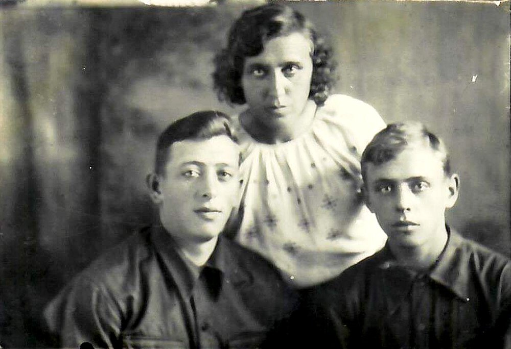 Агда Плеве, жена Августа, с сыновьями