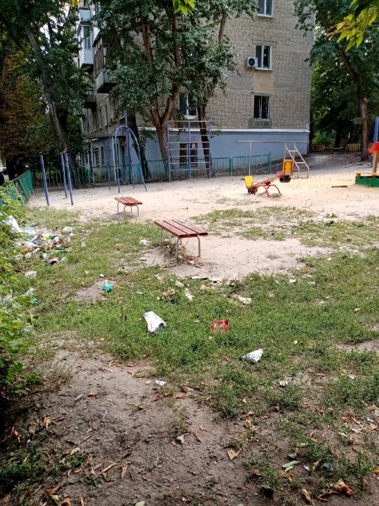 Замусоренная детская площадка