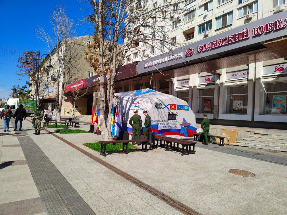Палатка военных на проспекте Кирова
