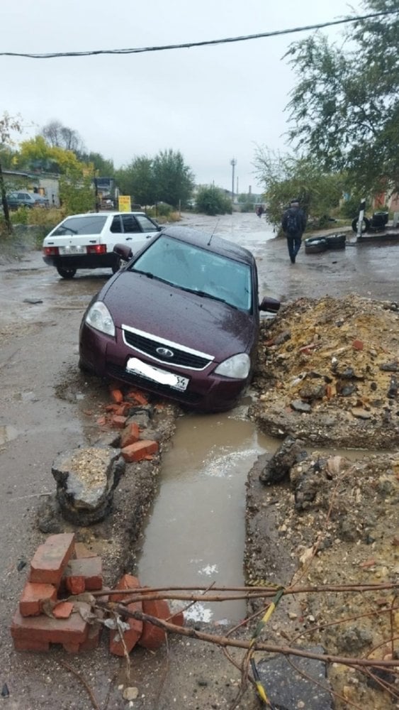 саратовская приора застряла в большой луже