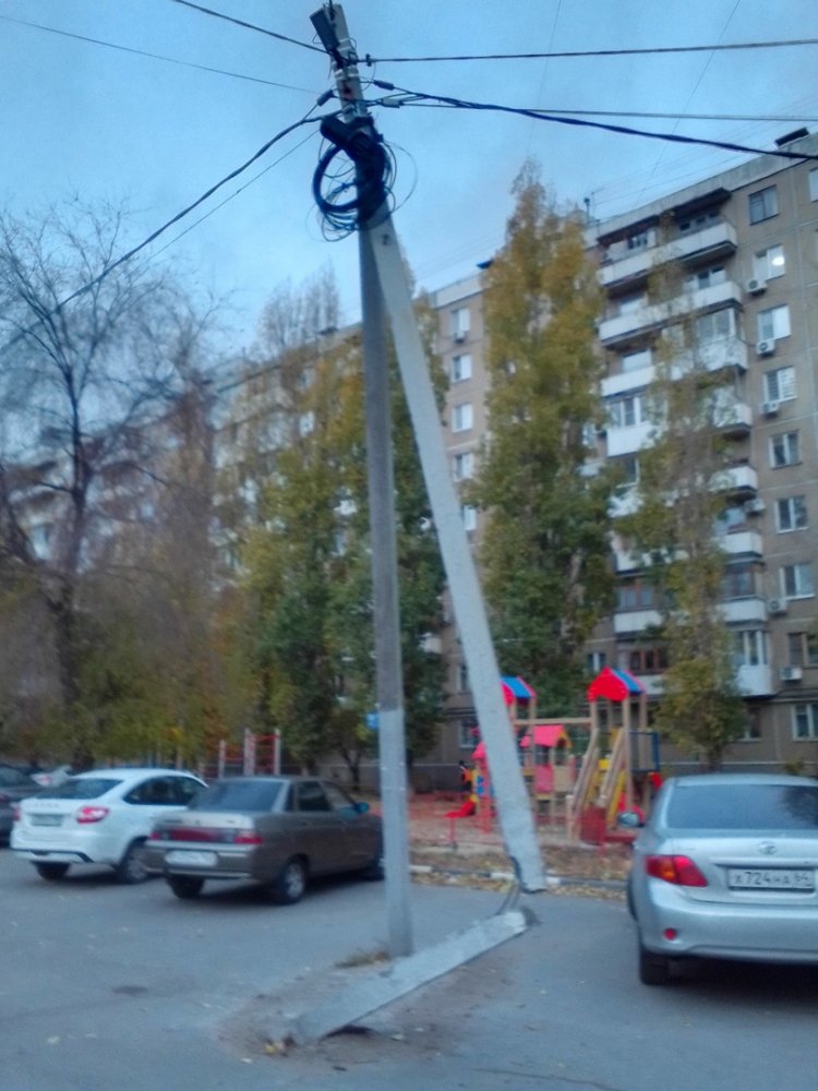 Столб разломился пополам