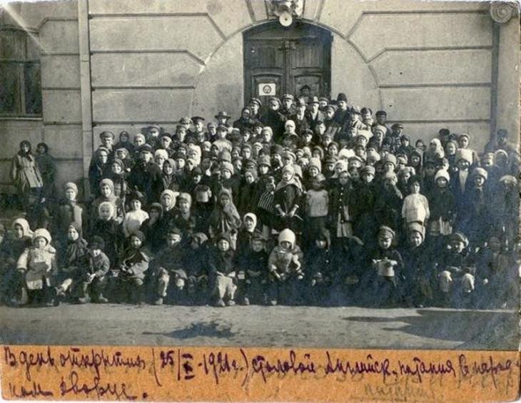 25 октября 1921 года открытие столовой Английского союза помощи детям в Доме офицеров