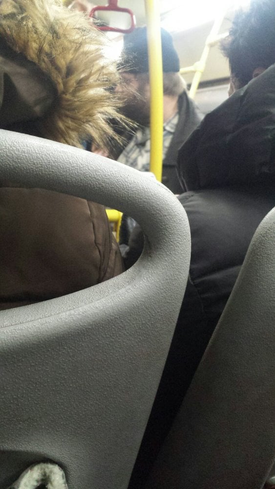 Влюбленный парень на коленях у своей девушки в автобусе рассмешил жителей Ростова