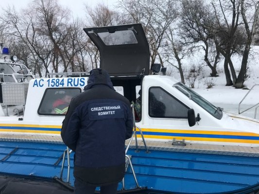 Спасатели перевозят найденный в Энгельсе труп