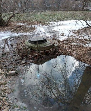 В энгельсском Летном городке фекалии затапливают дома у парка воинам-авиаторам