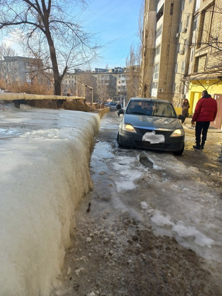 автомобиль застрял из-за льда