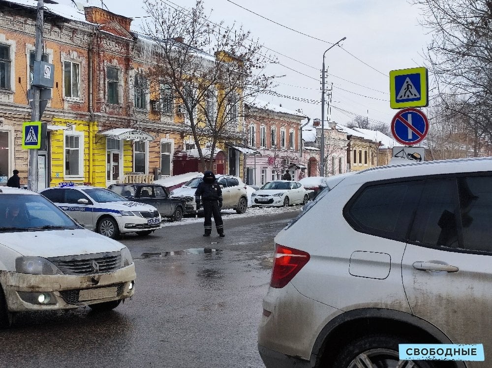 Полки стоят стеной красиво держат строй