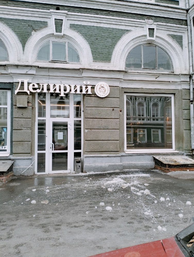 Наледь упала у входа в саратовский гастробар