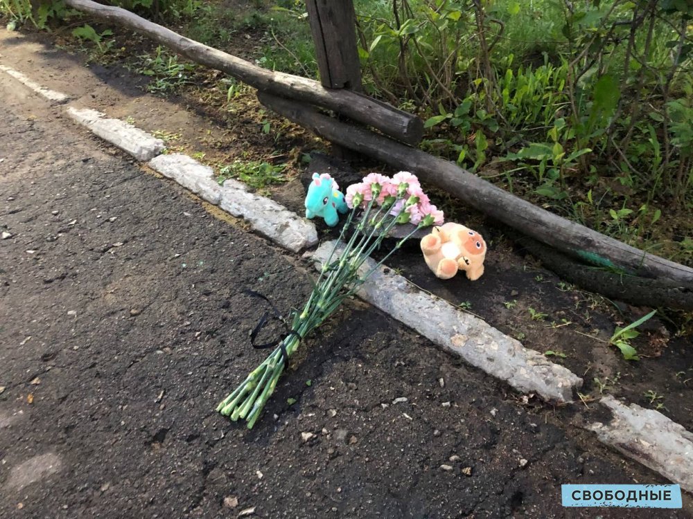 Цветы и игрушки на месте гибели людей в саратовском парке