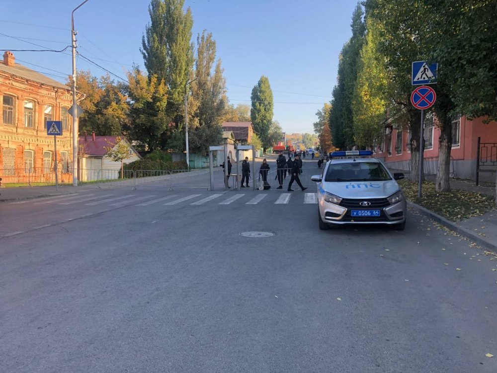 Рамки на подходе к Покровскому собору в Саратове