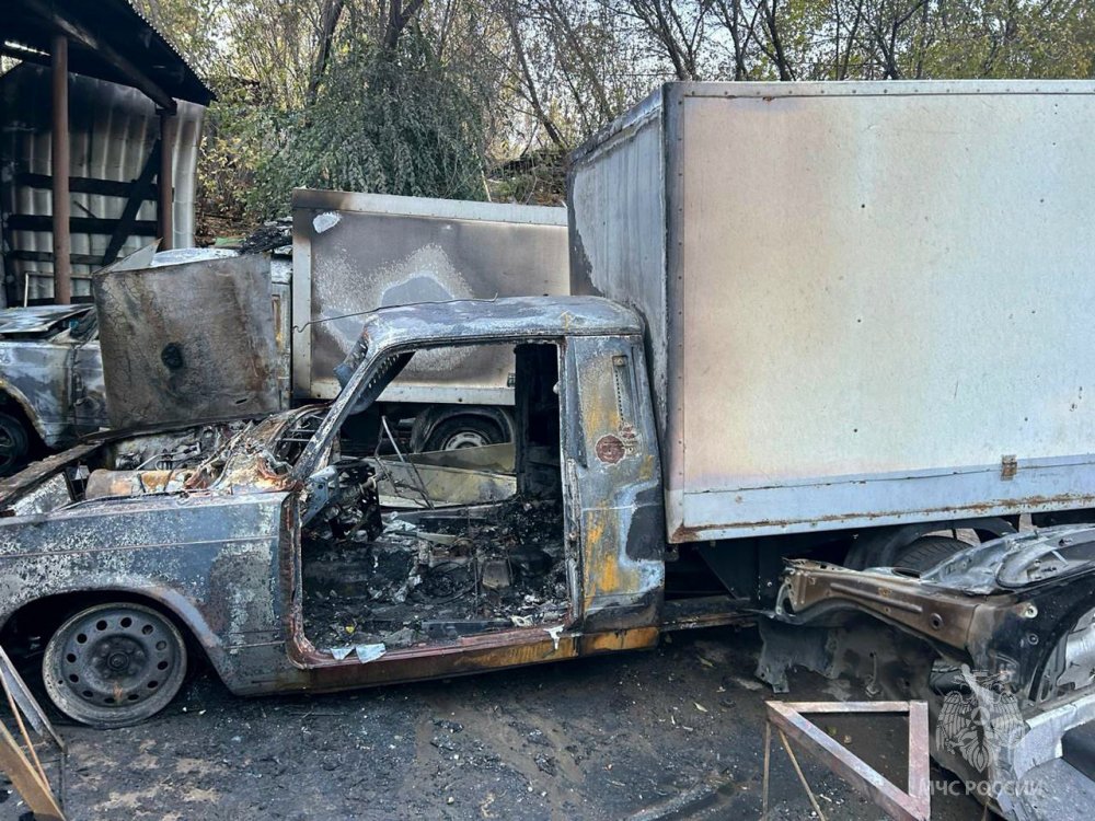 В Заводском районе Саратова три машины и мотоцикл сгорели при пожаре в гараже