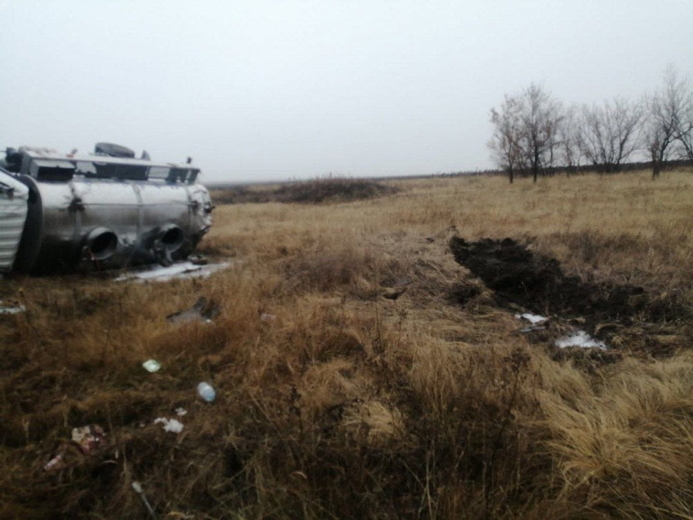 В поле перевернулся молоковоз. Водитель скончался