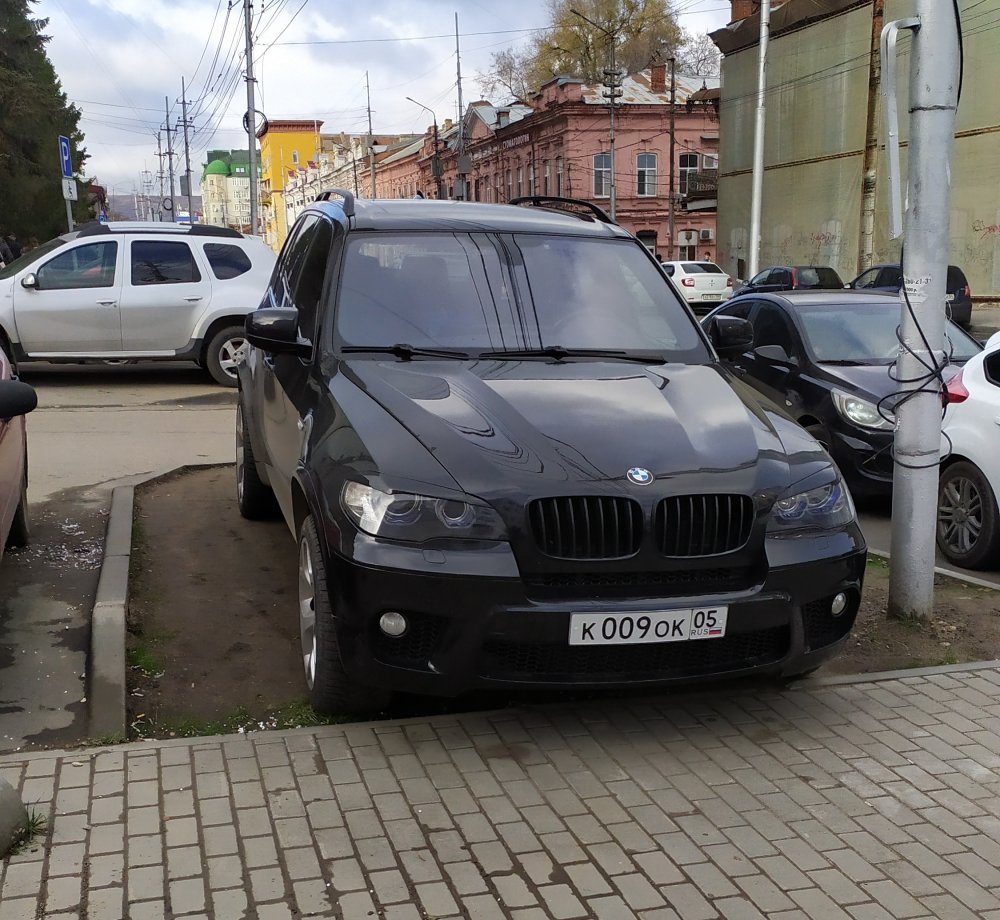 Рядом со зданием Росреестра в Саратове заметили автохама с номерами  республики Дагестан