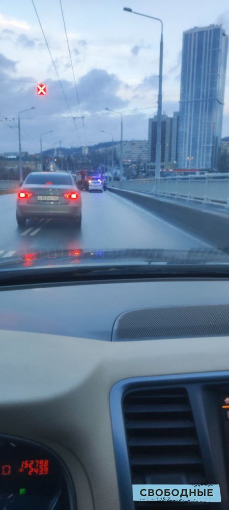 Загоревшийся на саратовском мосту автомобиль