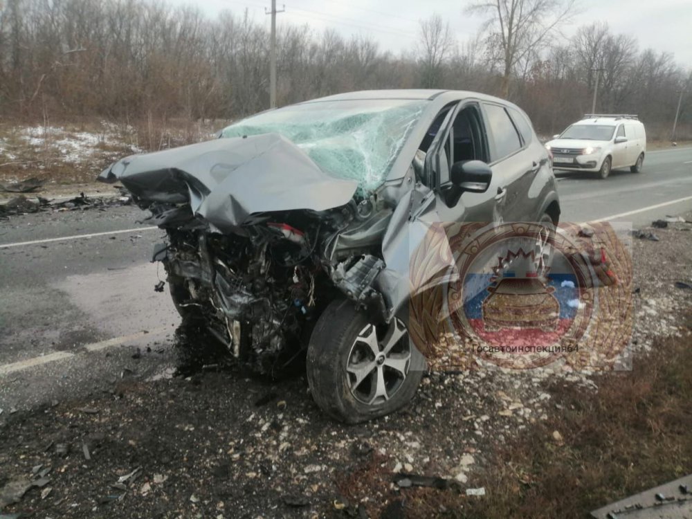 Водителей Renault и Chrysler госпитализировали после столкновения в Балашовском районе
