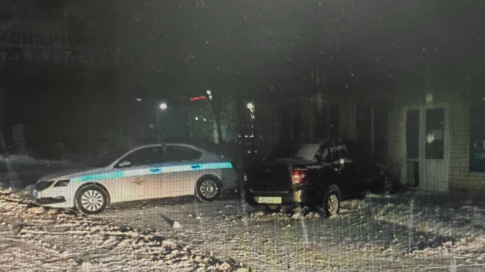 В Энгельсе «Гранта» съехала с дороги и влетела в производственное здание