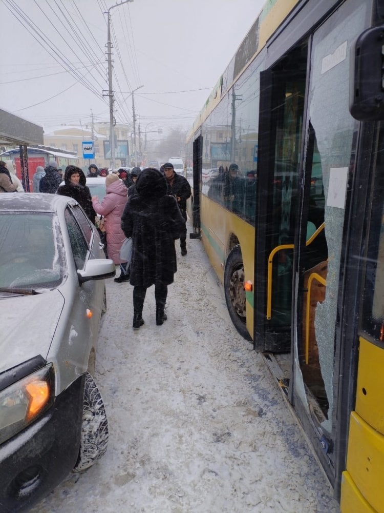 автобус с разбитым стеклом