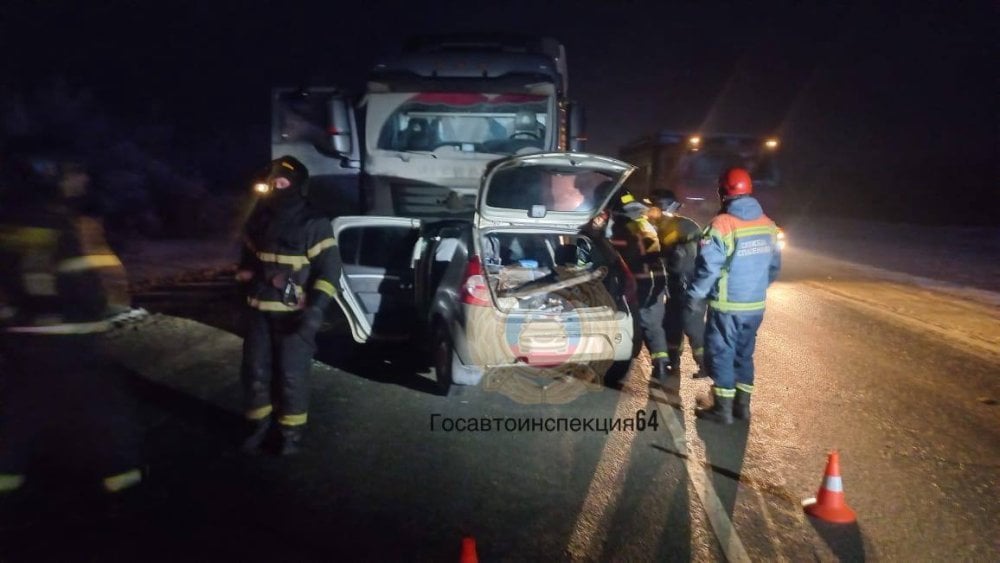 Два человека погибли при столкновении фуры и Renault