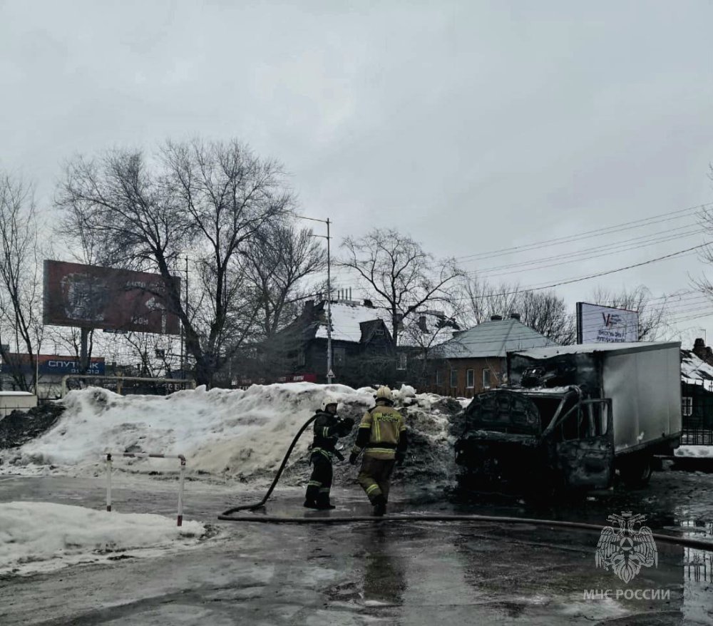 У Сенного рынка в Саратове сгорела «ГАЗель»