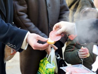Саратовская оппозиция купила хлеб и колбасу в сопровождении полиции