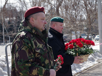 Члены «Боевого братства» возложили цветы к памятнику погибшим сотрудникам МВД