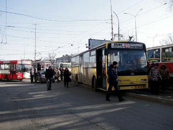 В районе Сенного рынка Hyundai Solaris столкнулся автобусом №6