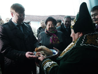 Вице-губернатору Денису Фадееву на празднике Наурыз подарили баранью голову 