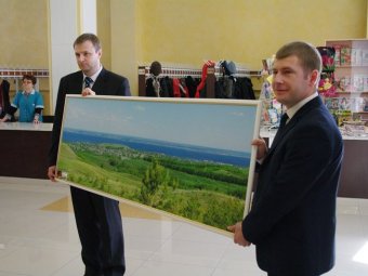 Губернатору подарили «родную панораму» хвалынских пейзажей