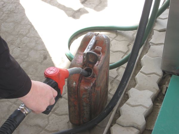 Саратовские жириновцы предлагают продавцам бензина соблюдать библейские заповеди