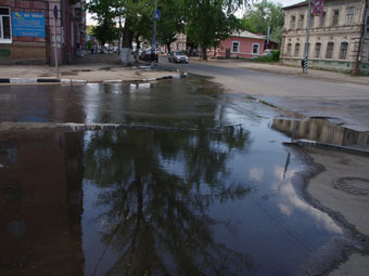 В результате коммунальной аварии затоплена проезжая часть в центре города