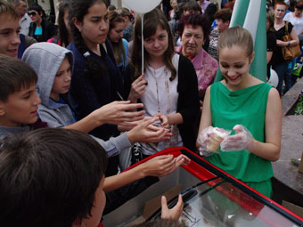 Жителям Энгельса за неделю бесплатно раздадут более восьми тонн мороженого
