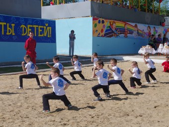 На открытие детского сада в поселке «Техстекло» свезли детей со всего Ленинского района