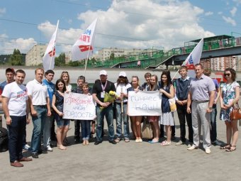Молодогвардейцы торжественно встретили на вокзале известного члена ЛДПР
