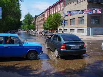 Из-за коммунальной аварии залиты несколько улиц в центре Саратова