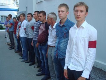 Саратовские полицейские вручили красные повязки 33 дружинникам