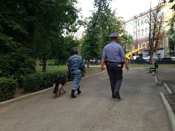 На Театральной площади работает ОМОН и полиция с собаками
