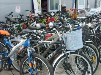 Полиция нашла на саратовских рынках 13 краденых велосипедов и колеса от вертолета