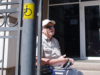 Инвалид-колясочник хочет, чтобы задержавшие его полицейские прошли проверку на «детекторе лжи»
