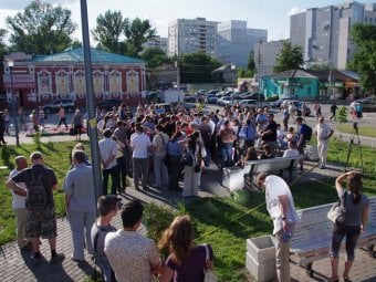 У здания нового ТЮЗа начался «народный сход» в поддержку Навального 