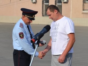 Полиция наградила таксиста, который помог задержать насильника