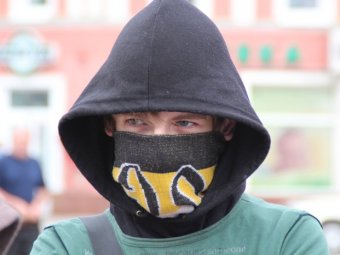 Саратовские националисты провели несанкционированное шествие с масками на лицах